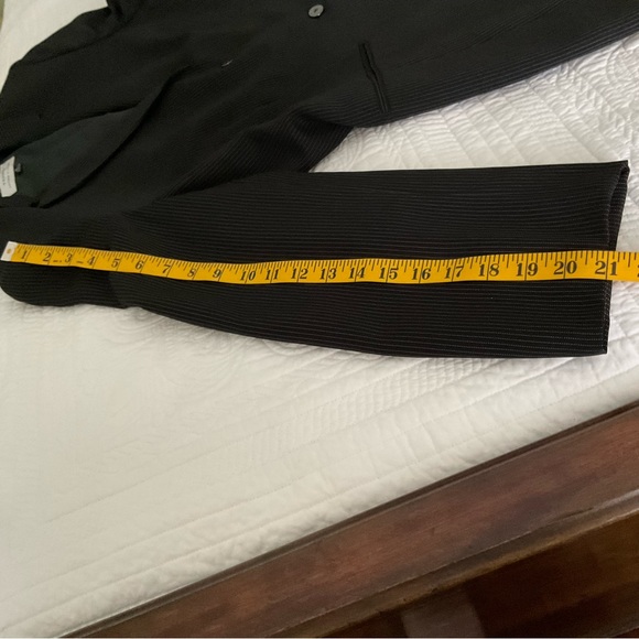 TAHARI ARTHUR S. LEVINE, BLACK PINSTRIPE BLAZER, SIZE: 18 - Picture 7 of 9